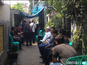 Warga Melayat 1 Keluarga Korban Tewas Kebakaran di Jatinegara