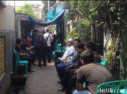 Warga Melayat 1 Keluarga Korban Tewas Kebakaran di Jatinegara