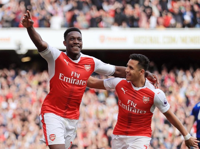 LONDON, ENGLAND - MAY 07:  Danny Welbeck of Arsenal celebrates scoring his sides second goal with Alexis Sanchez of Arsenal during the Premier League match between Arsenal and Manchester United at the Emirates Stadium on May 7, 2017 in London, England.  (Photo by Richard Heathcote/Getty Images)