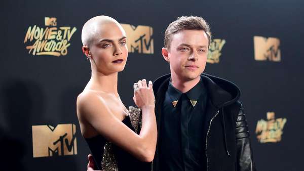 Cara Delevigne Tampil Plontos dan Tato Besar di Kepala Cara Delevigne Tampil Plontos dan Tato Besar di Kepala
