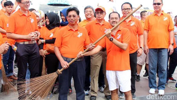 Bank Mega Gelar Aksi Bersih-bersih di Pantai Losari