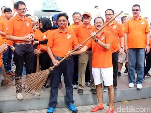 Bank Mega Gelar Aksi Bersih-bersih di Pantai Losari