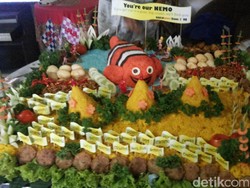 Warga Santap Tumpeng Nemo di Balai Kota