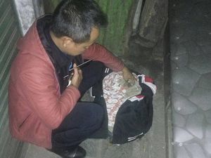 Bayi Terbungkus Batik Tergeletak Bawah Gerobak di Bandung