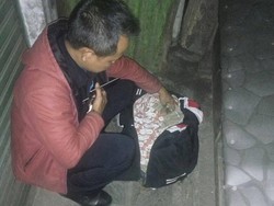 Bayi Terbungkus Batik Tergeletak Bawah Gerobak di Bandung