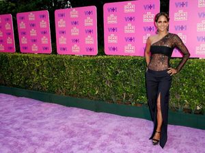 Berbaju Transparan, Halle Berry Tetap Seksi di Usia 50