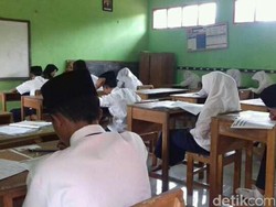 Kelas Terbakar, Siswa Mts As-Sururon Garut Tetap Laksanakan Ujian