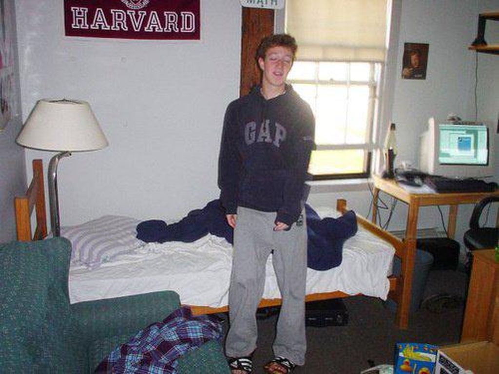 Zuckerberg Masa Mahasiswa Culun Sebelum Raup Ribuan Triliun