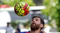 Reza mengaku gemar dengan sepakbola walaupun tak pernah menggelutinya secara profesional (Foto: AFP PHOTO / ATTA KENARE)