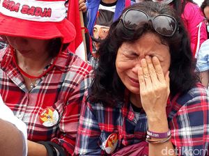 Tangis Pecah Saat Ahok Divonis 2 Tahun Tangis Pecah Saat Ahok Divonis 2 Tahun