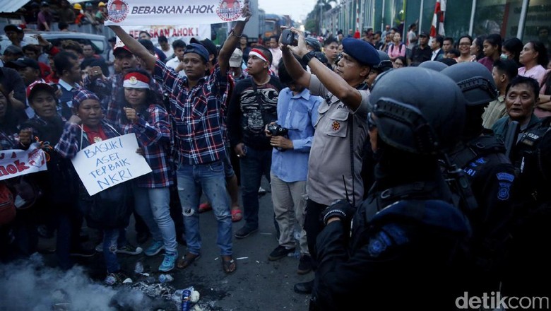 Massa Pro Ahok Lakukan Aksi Bakar-Bakar