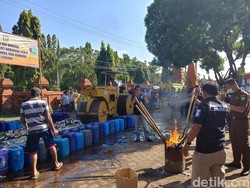 Jelang Ramadan, Polres Cirebon Musnahkan Ribuan Miras dan Petasan