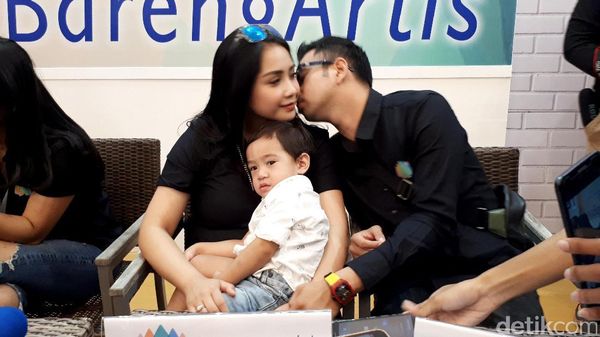Muah..Mesranya Raffi Ahmad Cium Nagita Slavina