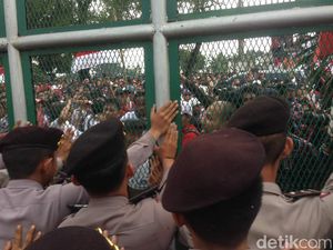 Massa Pendukung Ahok Lempar Botol ke Petugas Rutan Cipinang Massa Pendukung Ahok Lempar Botol ke Petugas Rutan Cipinang