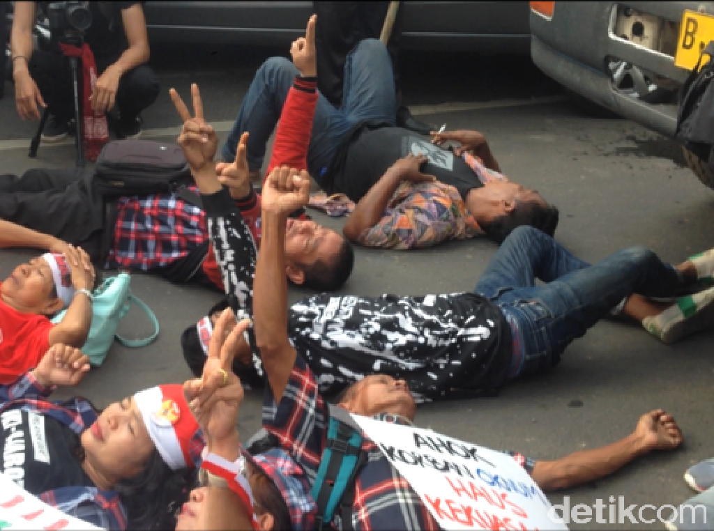 Massa Pendukung Ahok Aksi Tiduran di Jalan Depan Rutan Cipinang