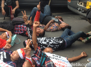 Massa Pendukung Ahok Aksi Tiduran di Jalan Depan Rutan Cipinang Massa Pendukung Ahok Aksi Tiduran di Jalan Depan Rutan Cipinang