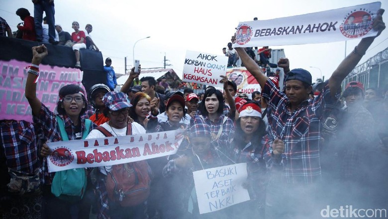 Massa Pro Ahok Lakukan Aksi Bakar-Bakar