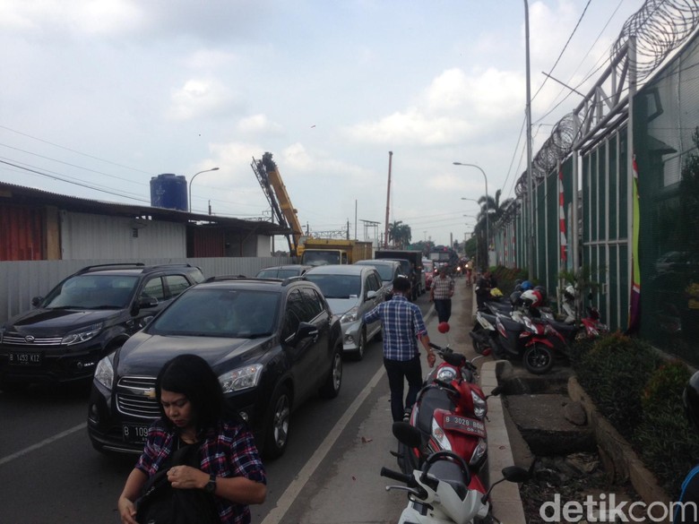 Massa Pro-Ahok Tutup Jalan Depan di Rutan Cipinang