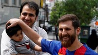 Lionel Messi KW super ini mengaku selalu senang hati memenuhi permintaan foto bersama atau sekadar bercengkerama (Foto: AFP PHOTO / ATTA KENARE)