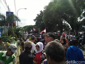 Pendukung Ahok Berkumpul di Depan Rutan Cipinang