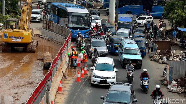 Imbas Proyek Underpass, Jalan Matraman Raya Menyempit