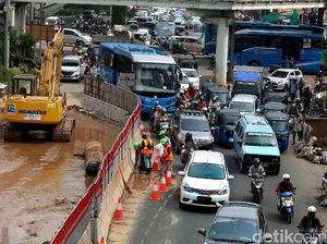 Imbas Proyek Underpass, Jalan Matraman Raya Menyempit