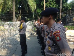 Massa Kontra Ahok Datang, Polisi Berbaris di Belakang Kawat Berduri