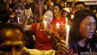 Massa Pendukung Ahok Nyalakan Lilin di Cipinang