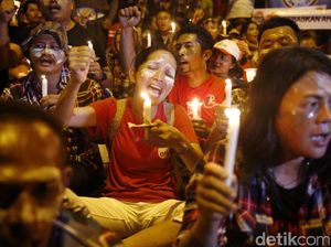 Massa Pendukung Ahok Nyalakan Lilin di Cipinang