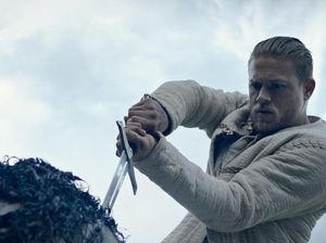 King Arthur: Legend of the Sword, Perlawanan Raja yang Terbuang