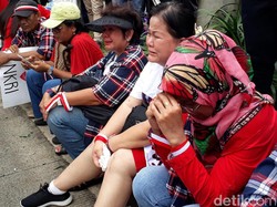 Ekspresi Pendukung Saat Ahok Divonis 2 Tahun Penjara