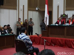 Gestur Ahok Dengarkan Pembacaan Vonis Kasus Penistaan Agama