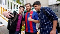 Kemiripan Reza dengan Messi itu acapkali membuatnya dicegat orang (Foto: AFP PHOTO / ATTA KENARE)
