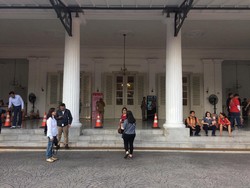 Warga Sambangi Balai Kota Beri Semangat Ahok Hadapi Vonis