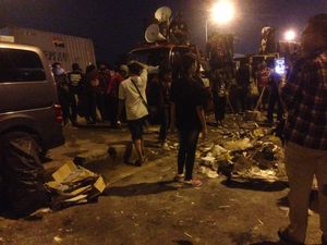 Massa Pro Ahok Kumpulkan Sampah Usai Orasi di Cipinang