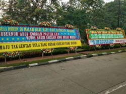 Karangan Bunga Hingga Tugu Keadilan Hiasi Aksi Kawal Sidang Ahok