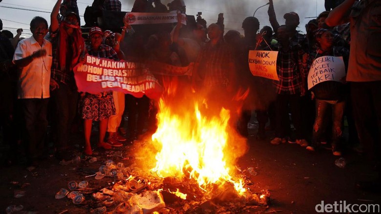 Massa Pro Ahok Lakukan Aksi Bakar-Bakar