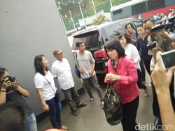 Veronica Tan dan Putranya Jenguk Ahok di Rutan Cipinang