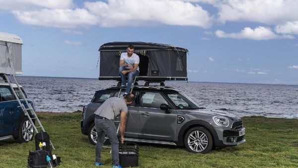 Kemah di Atas MINI Countryman