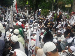 Massa Kontra-Ahok Simak Pembacaan Putusan dengan Pengeras Suara