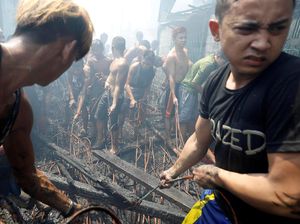 Pasca Kebakaran di Manila, Warga Berebut Sisa Kabel Listrik