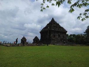 Penjelasan Dispar Sleman soal Viral Wanita Hindu Ditolak Berdoa di Candi Ijo Penjelasan Dispar Sleman soal Viral Wanita Hindu Ditolak Berdoa di Candi Ijo