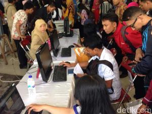 Risma Janji Tekan Angka Pengangguran di Surabaya