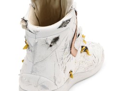 Sneakers Rusak Dijual Rp 19 Jutaan, Tertarik Memilikinya?