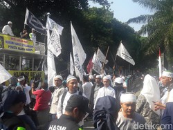 Massa Kontra Mulai Orasi di Sidang Vonis Ahok