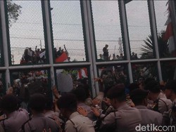 Massa Tutup Jalan Rutan Cipinang, Kendaraan Tak Bisa Melintas