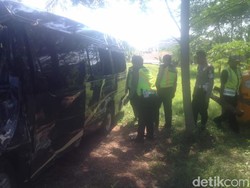 Mobil Rombongan Pengantar Jamaah Umroh Terguling di Tol Waru-Juanda