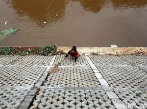 Pasukan Oranye Bersihkan Tepi Kali Ciliwung