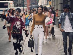 Tak Beri Tip ke Bartender Bar, Kendall Jenner di Kritik Netizen