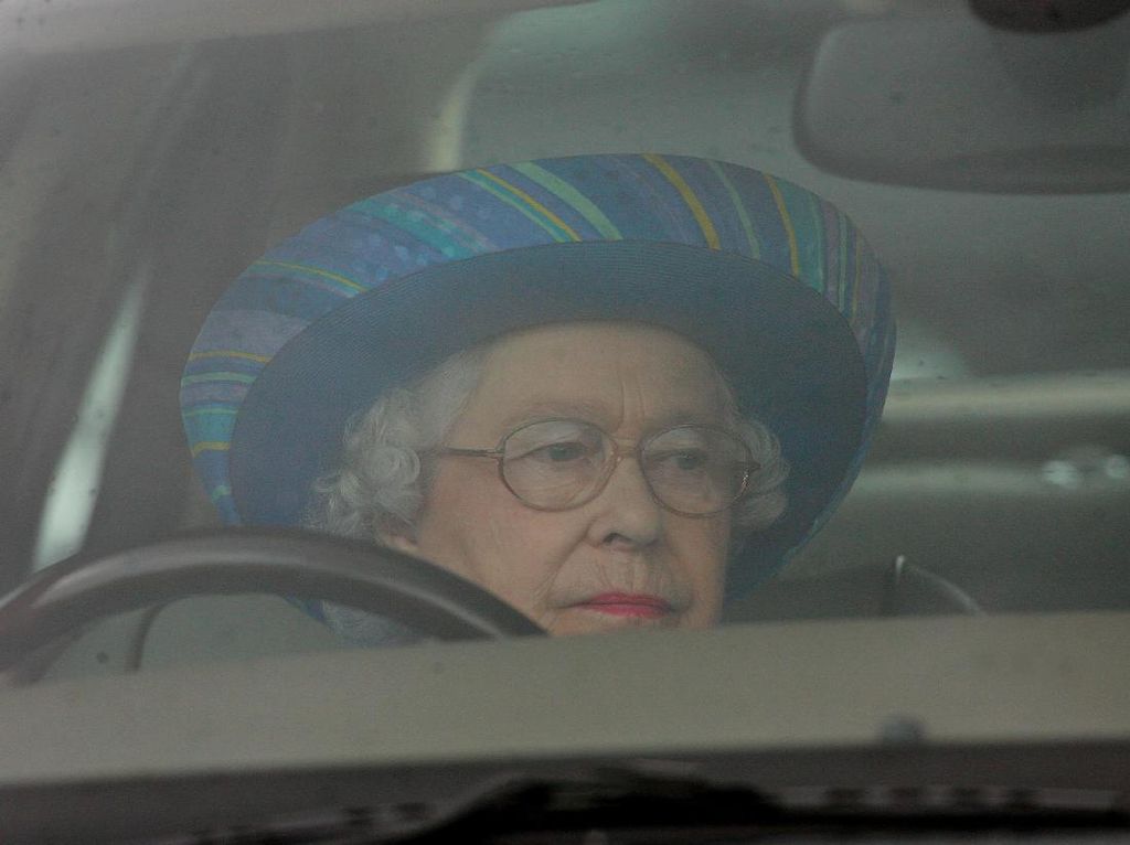 Pangeran Philip Kecelakaan, Ratu Elizabeth Enggan Nyetir Lagi Pangeran Philip Kecelakaan, Ratu Elizabeth Enggan Nyetir Lagi